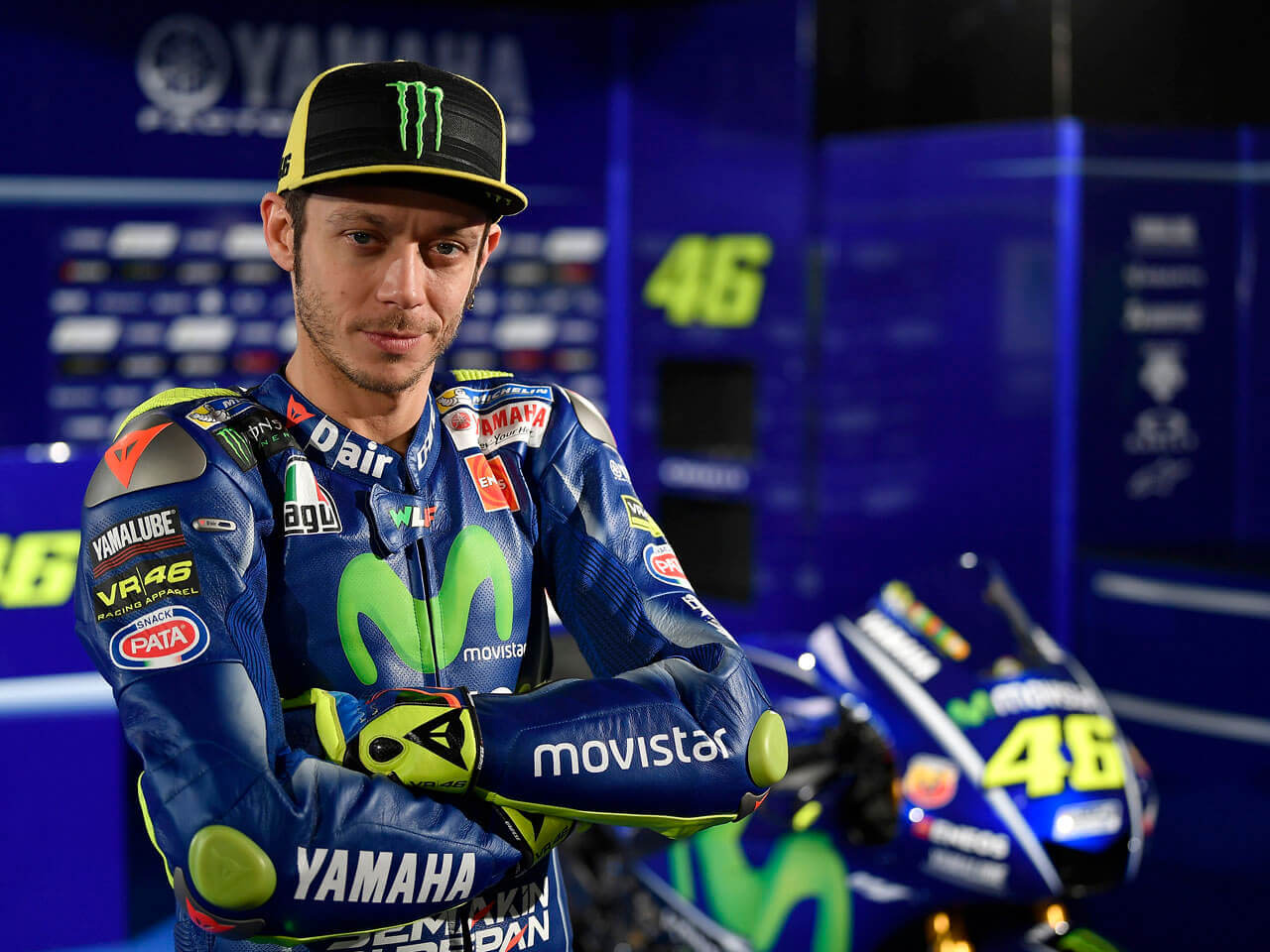 DESCENTE Movistar YAMAHA MotoGPチーム ジャージ 2018 Movistar Yamaha MotoGP Team Presentation | Motorcycle.com