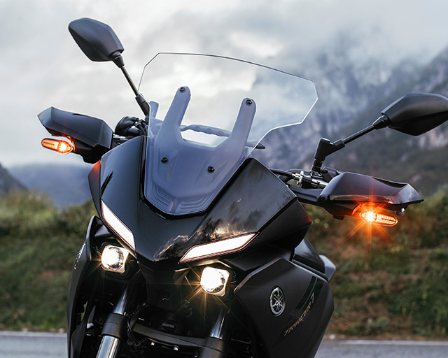 Adjustable aerodynamic screen                                                                                                                                                                                                                             